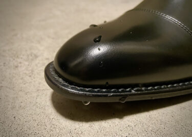【革靴】雨に濡れた時の手入れ方法｜すぐに乾かしてカビをや雨ジミを防ぐ