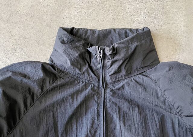 TECH WINDBREAKER JACKET素材感