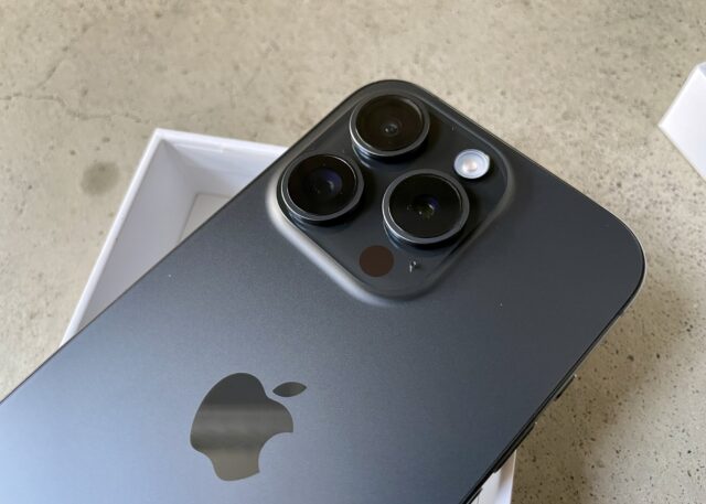 iPhone15Pro デメリット　カメラの段差